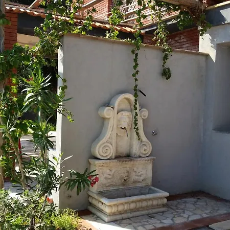 Aci Brezza Di Mare 度假居 *